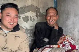 今天去给四河大爷送点年货，说要给他买对联的时候，提到了他的伤心事。也是一个重感情的男人#农村生活 #社会百态 #正能量 #四河大爷视频封面