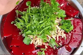 贵州黔东南少数民族特色美食腌生土猪血，味蕾上的挑战，舌尖上的美味。#我的乡村生活 #抖音美食推荐官 #舌尖上的味道 #贵州特色美食 #凉拌猪血