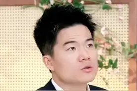 董宇辉回顾走红3周年，将捐出礼物收益 #董宇辉回顾走红三周年#，收到很多言过其实的肯定和鼓励，直播中称将捐出刷礼物收益用于公益。#董宇辉