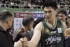 南京头排苏酒队全新的出场仪式“空杯碰拳”，将球队和球员、球迷们紧密相连，深耕球队文化，新赛季加油呀！#南京头排苏酒队 #空杯碰拳 #CBA #头排苏酒视频封面