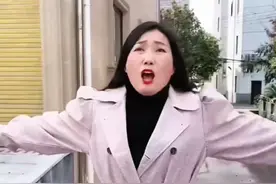 一孩子在阳台玩耍不慎跌落，在这千钧一发之际，回家探亲的兵哥哥飞身一跃接住了孩子，有惊无险！挽救了一个家庭！#危险时刻挺身而出 #暖心的一幕 #感人瞬间 #传递正能量好人一生平安视频封面