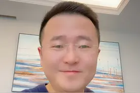 你觉得做生意能不能跳过牵线搭桥的中间人？今天讲讲我的看法，接下来我讲的都是干货，越到后面越重要，如果觉得我讲的对你有用的话，那就赶紧转发收藏起来： 做生意最愚蠢的做法就是试图把中间牵线搭桥的人踢掉。做生意做的就是人和人之间的价值互换，做的就是良好关系的长久发展，做的就是彼此之间的信任。能给你介绍资源的人都是认可你、信任你甚至拉过你一把的人。即便抛开道德和信任不谈，有能力给你介绍业务资源的人，难道你就真的天真到以为别人的能力和认知不如你吗？以我还算丰富的创业和生意经验来看，越是能介绍生意资源给你的人，大概率来讲别人的业务影响力和人际关系网络要比你强大，并且段位越高的中间人其实在给你介绍业务的一开始没准就做好了防范你踢他出局的预防措施，只是你不知道而已，所以啊，奉劝那些做生意不守规则想吃独食的生意人，尽早放弃这种愚蠢的“过河拆桥行为”，不要到最后不仅没了道德底线，大家都不愿意跟你合作了，你甚至还有可能付出超出你认知的沉痛代价。今天这个话题你怎么看呢？#商业思维 #做生意的秘诀 #诚信#共赢发展 #情感共鸣