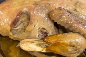 老一辈的人都说，用盐来焗鸡鸭，对发育期的孩子特别好！好不好我不知道，但是每次从老家带过来的土鸡土鸭我都喜欢这样做给孩子吃，这样焗出来的肉鲜嫩又多汁！吃起来特别特别香！大人孩子抢着吃！#盐焗鸭 #盐焗鸡 #古法盐焗 #古法盐焗鸡 #土鸭