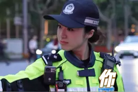 陆家嘴三件套下的温柔小姐姐#警察#陆家嘴女警 #温柔风 #路人视角 #正能量视频封面