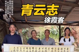 没有抱怨命运的不公，她把日子过成了菜园里的蔬菜，用力扎根，向阳生长，她不是超人，却用最平凡的坚韧，扛起了生活的重量。这不是苦难，是一个女孩用勇气写就的诗，每一笔都刻着：生活以痛吻我，我却报之以歌。#青云志书法 #香山居士 #执笔游学宣传书法 #传播传统文化 #传递正能量