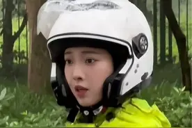 端午假期西湖景区拥堵，司机违章实线掉头不承认，“兔子警官”雨中劝导，司机最后摆手认错（来源@杭州街拍 ）视频封面