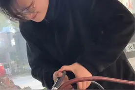 沃尔沃电瓶没电了怎么办？别的车没电了可以去帮忙吗？ #沃尔沃搭电 #沃尔沃救援 #合肥沃尔沃专修 #沃尔沃亏电 #汽车保养与维修视频封面