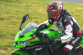 #摩托车 #机车 #摩托车怎么选 #川崎zx4r #zx4rr 我的下台车大概率就是zx4rr .因为它符合我所有的用车环境 .以及我会很有兴趣的骑行！视频封面