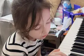 一让她练琴就犯困……#人类幼崽的迷惑行为 #骗你生女儿 #萌娃搞笑日常  #萌娃睡觉最高境界 #混血宝宝视频封面