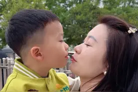 女人的青春能有几年 在乱糟糟的生活里 孩子真的是那温暖的一束光 在你疲惫时给你大大的拥抱 当你流泪了能给你擦擦 把他最爱吃的放你嘴里 一遍一遍的喊着“妈妈妈妈妈……#我的软肋也是我的铠甲 #陪你一起成长 #超有爱