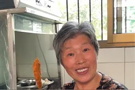 炸猪排 妈妈居然在家成功自制出街边小吃炸猪排！大家快来看看香不香！#2024新农人计划 #街边小吃 #炸猪排 #有种云边有个小卖部的感觉 #内容启发搜索