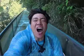 今天到光雾山挑战红叶空漂吉尼斯世界纪录最长玻璃水滑道！！#詹敬笑 #旅行vlog#到光雾山挑战吉尼斯#光雾山运动主题乐园 #光雾泳动泳抱当夏视频封面