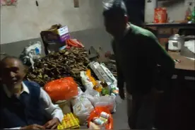 97岁爷爷吃三年豆腐乳后续来了…感谢三位人美心善的女孩对老人的关爱，一位叫英子，一位来自沙田的（不愿透露名字），还有一位给现金的叫小云，感谢你们的善心👍🏾👍🏾👍🏾#百岁老人#广丰#老人故事#传递正能量 #关爱老人视频封面