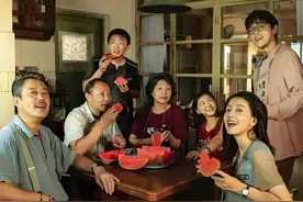 《走走停停》人生无需圆满，停驻亦是前行​ 北漂编剧吴迪（胡歌饰）失业失恋后狼狈回乡，面对父母毒舌调侃与邻里面子压力，却因高中同学冯柳柳（高圆圆饰）的纪录片拍摄重燃电影梦。一家人在柴米油盐中笑泪交织，直到母亲猝然离世打破平静。当梦想撞上现实裂痕，他们学会在走走停停中与遗憾和解！ 粉丝群有完整版！#创作者大会 #电影解说 #电影推荐 #胡歌 #高圆圆