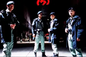 《机动部队PTU》（2003） [第五集] 影片讲述了反黑警长肥沙失枪，PTU警官何文展承诺天亮前找回，避免肥沙陷入危机。然而，找回的过程中警员Kat坚持上报，另一方面CID的Madam张怀疑肥沙涉黑，引发多方矛盾。而第二天清早，揭晓的真相，却出乎他们的意料。豆瓣评分：8.3 #因为一个片段看了整部剧 #任达华 #香港电影 #高分电影 #经典影视