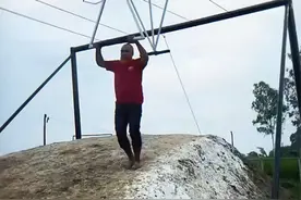 #极限运动挑战# 攀爬高空绳索，挑战自我极限！