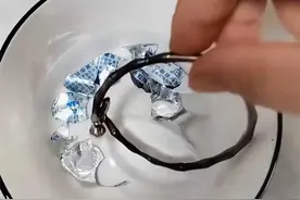 盐+铝箔纸+热水，女子展示小妙招洗银镯子