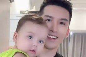 萌娃与奶爸的甜蜜瞬间#刘亦伦# 