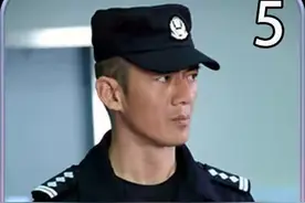 特警休假回老家，立马受到全村人的欢迎#影视报告#国产好剧#好剧推荐