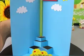 适合小朋友做的国庆节手工，一根吸管加卡纸就能做一个。