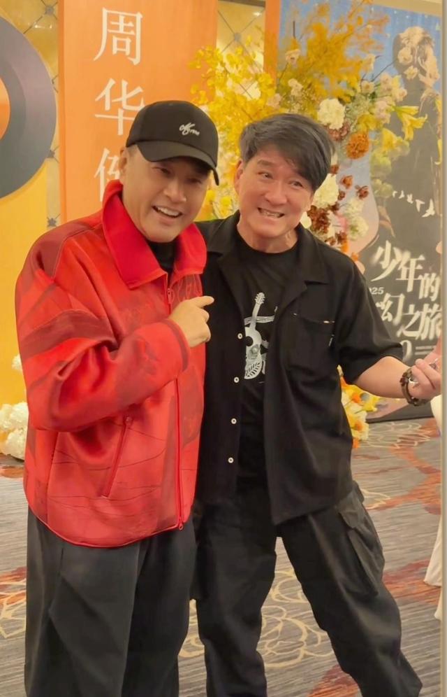 64岁周华健和67岁于荣光昆明相聚，哥俩喝得脸通红 保养得都还年轻