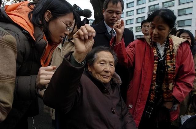 慰安妇控诉日军暴行，一个压在我身上，一个拉在我大腿上