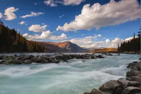 新疆严重缺水，每年却有300亿立方米的水流出国境，为何不利用？图片