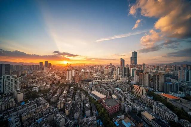 从云南山寨到都市白领，当她抛房离婚回村，野性如何战胜规训？