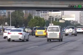 不拉风，反害人！家长请管管！又有“熊孩子”头伸出天窗图片