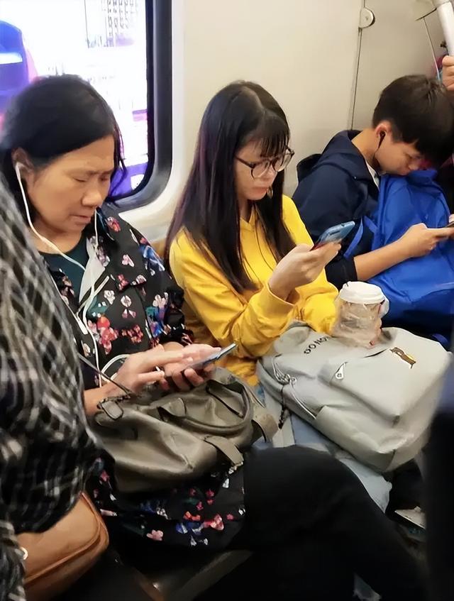 2026手机圈大战，iPhone18携折叠屏，安卓对手慌不慌