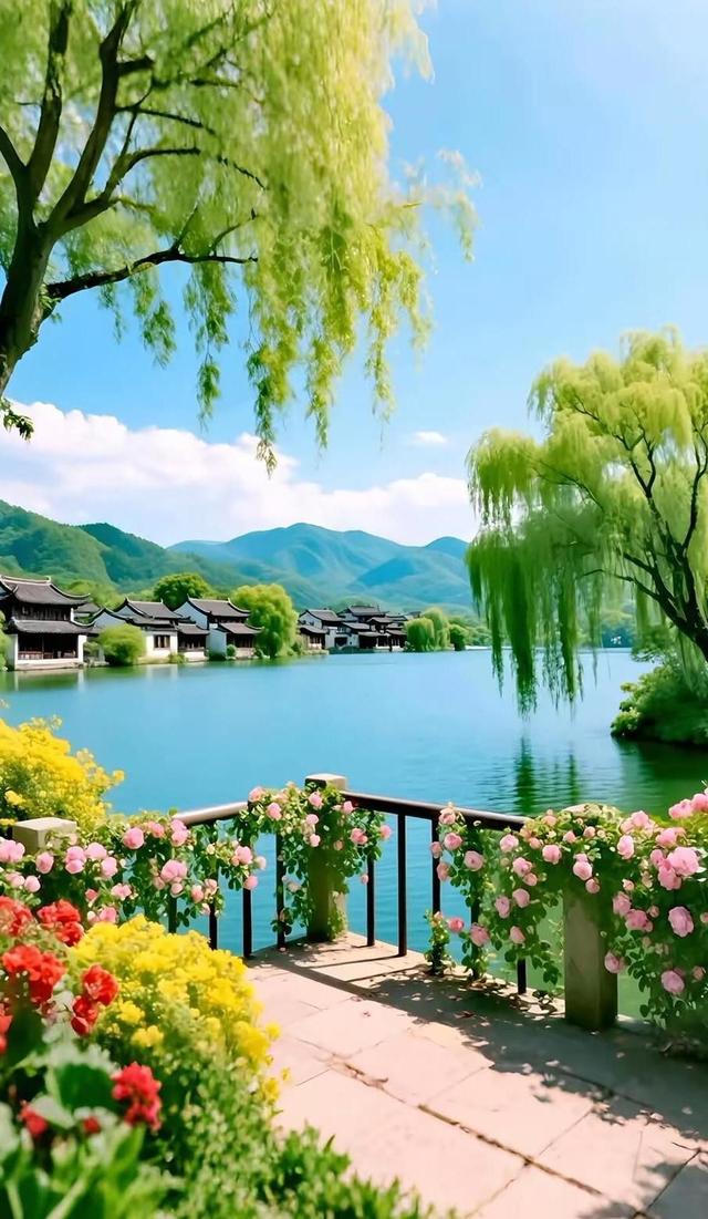 冬日湖畔遇故人，牵手踏雪寻美景，远山如画心已醉