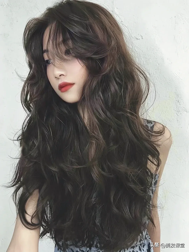 三种很流行的女生烫发发型， 慵懒蓬松很优雅，极具高级感