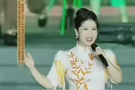 陕西行女高音歌手出圈了，董宇辉说她唱高音像吃擀面皮容易图片