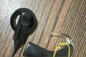 3岁女童人工耳蜗遗失被人捡到后扔进垃圾桶。买新的要7万元，妈妈还在借钱图片