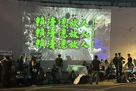 “台湾是台湾人的、不是民进党的！”台网红“馆长”声援柯文哲激动落泪图片