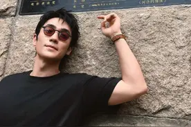 冲上热搜！朱一龙“臀桥照”火了，网友：点开前没想到这么好笑图片