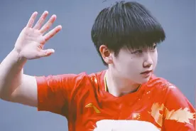 孙颖莎终于回国了！满脸疲惫很低调，和教练走要客通道不抢风头！图片