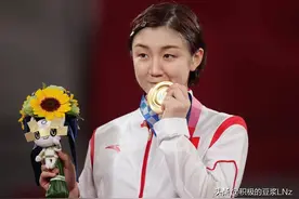 陈梦晒青岛老家照，客厅是真大，乒乓球台都有，连排柜子放满奖杯图片