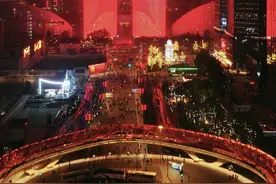 致敬：城市奋进者“登”上双塔！图片