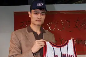 8年NBA生涯，姚明共领走多少薪资？球迷：怪不得火箭会退役球衣图片