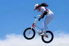 18岁奥运冠军现身上海街头，她说现在最想考个驾照图片