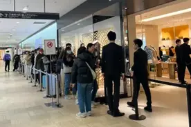 日本的LV就跟不要钱一样，店里几乎都是购物的中国人图片