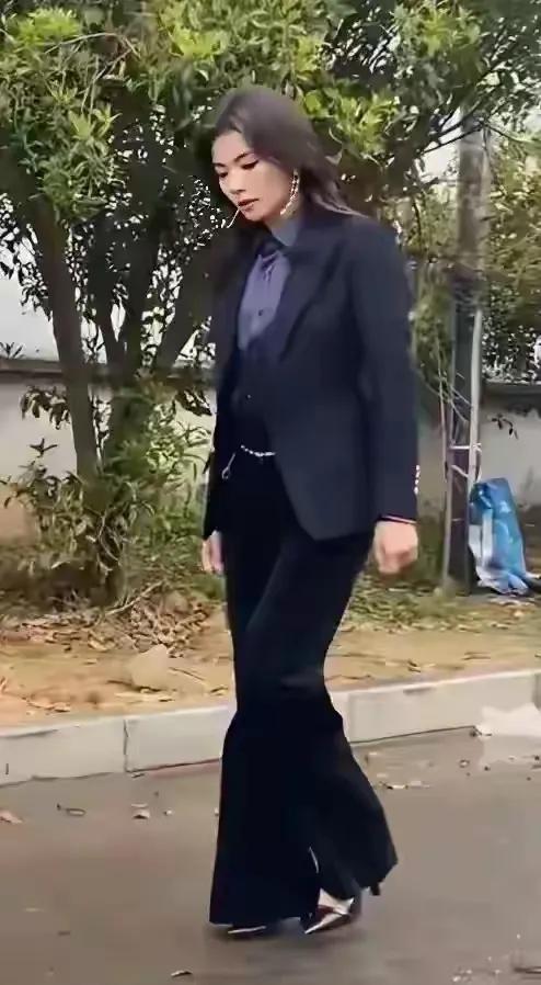 没滤镜47岁刘涛长啥样？路人偶遇照曝光，网友：和网上夸的不一样