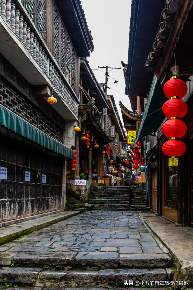 2025芙蓉镇暴走攻略！瀑布灯光秀+刘晓庆米豆腐，夜游爽到尖叫！