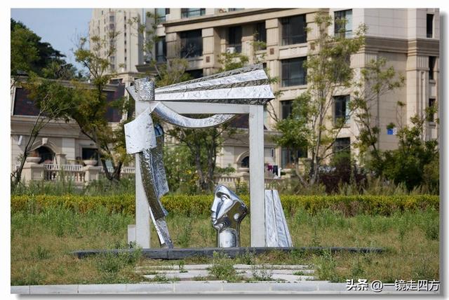 在大连陵水湾打造出的“海纳百川”国际雕塑景观带