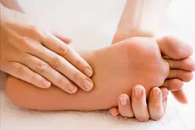 脚底发热是大病预兆？医生提醒：3个信号不能忽视，早了解早预防图片