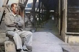 1952年，被囚禁在台湾的张学良，那年他51岁，头发凌乱，目光呆滞图片