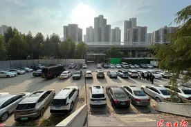 “院墙”内的闲置空间用起来，建公用停车场解决“停车难”图片