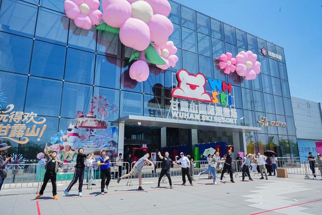 甘露山五一游：纸飞机音乐节、雪场coser…一天经历多个封神场面