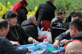 东莞清溪74岁周大娘，打麻将23年自述：脚底放七粒米放多久好呢图片